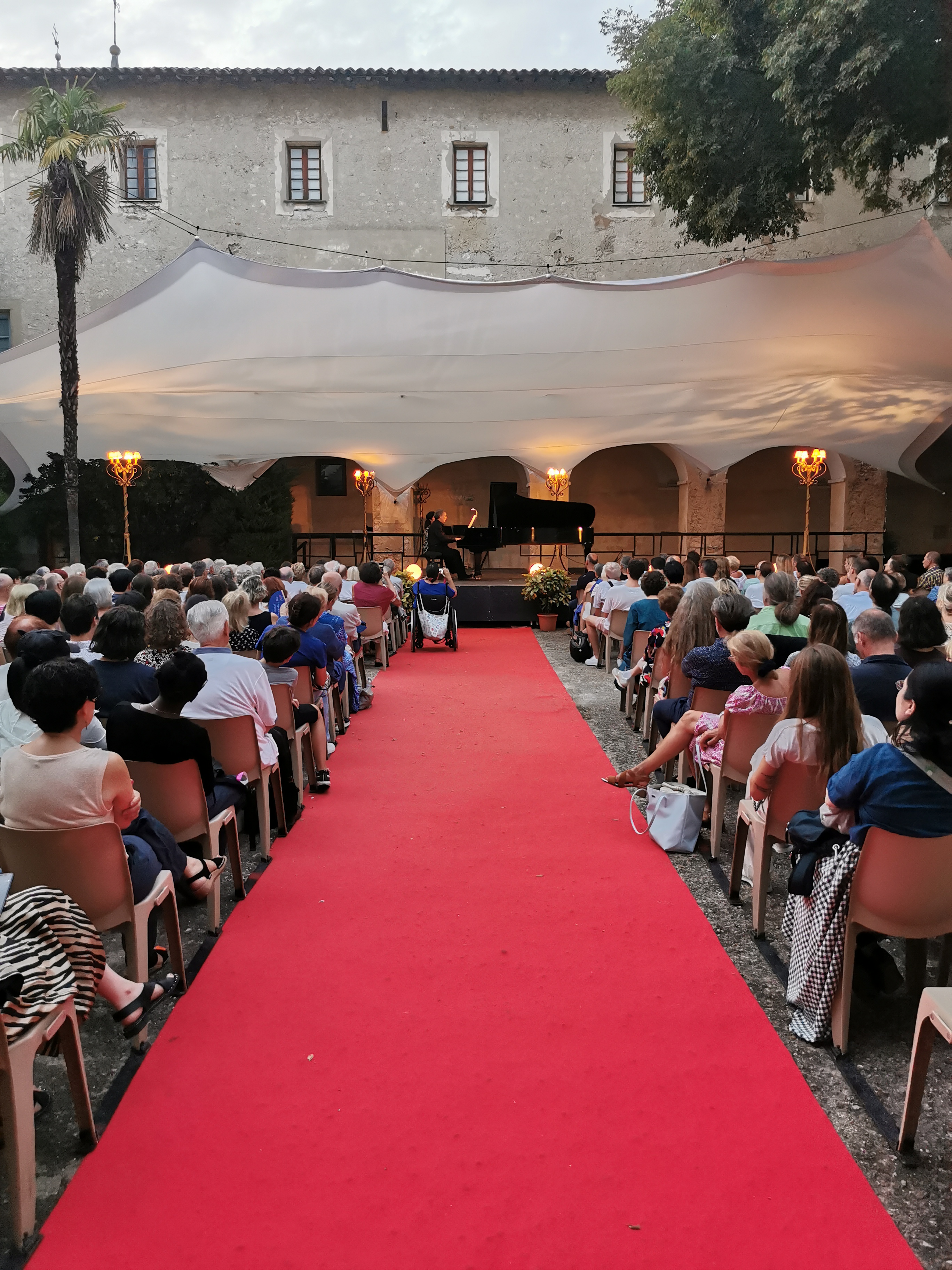 SCENE CLOITRE TAPIS ROUGE IMG_20230724_210350.jpg